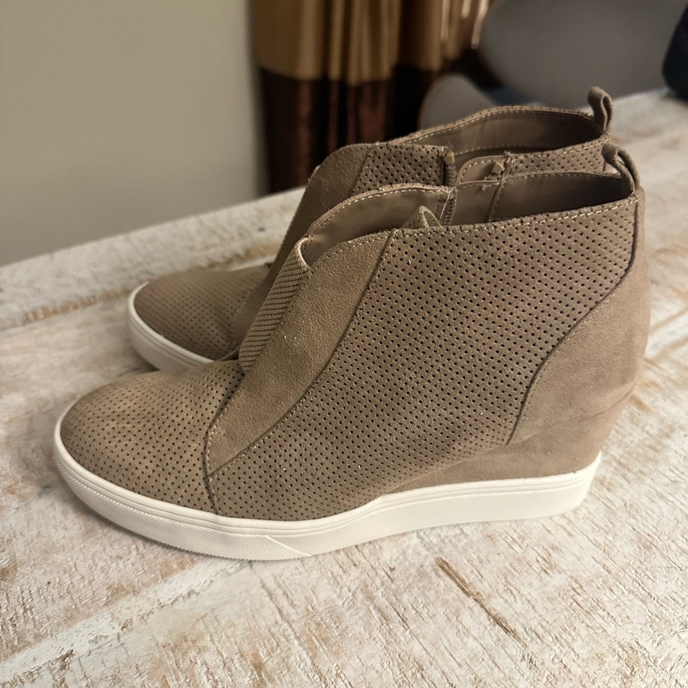 MIA Wedges - lightly worn - size 8.5